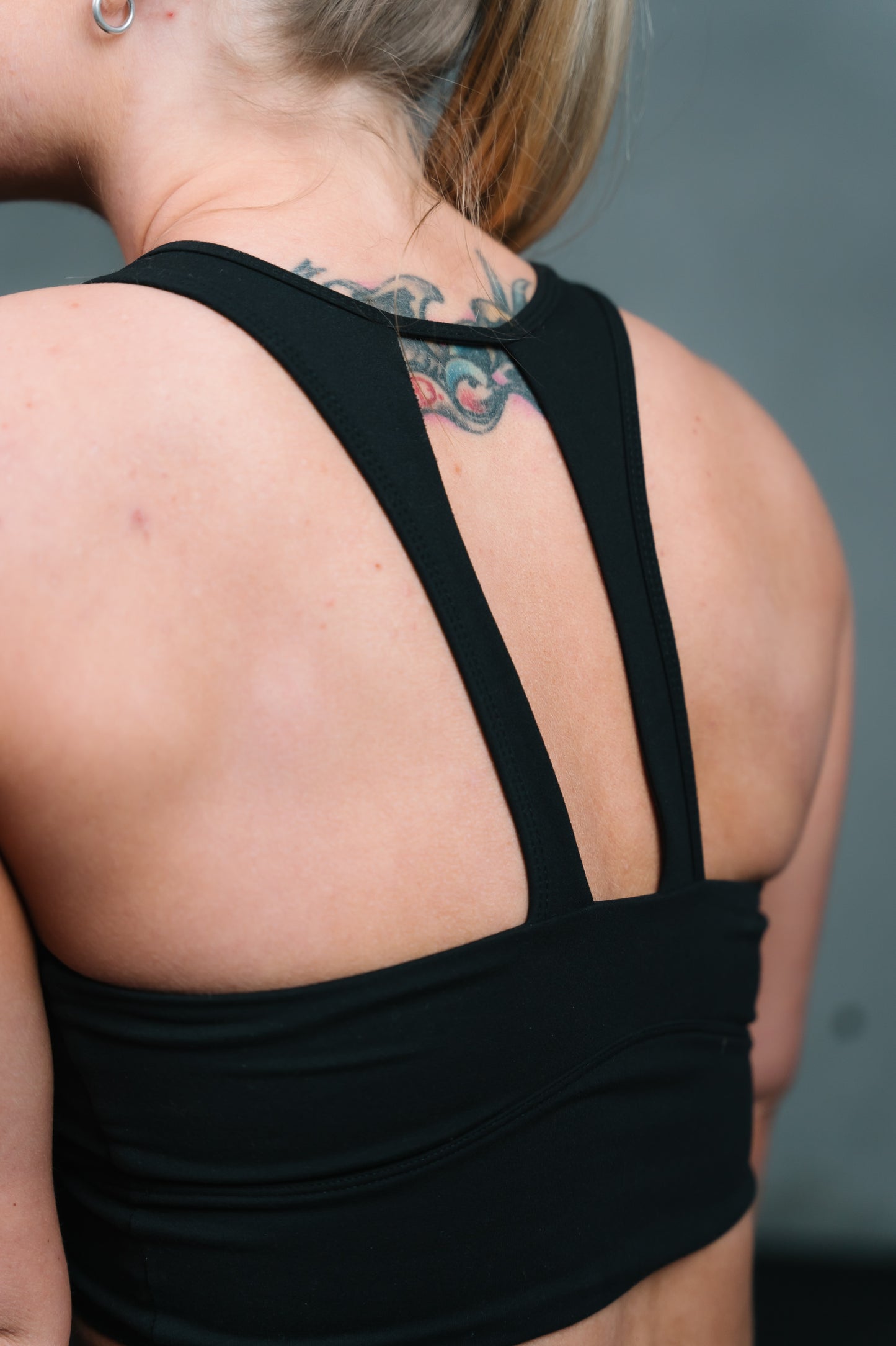 Biustonosz sportowy z odkrytymi plecami - Czarny